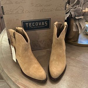 Never worn Tecovas Lucy ankle western boots